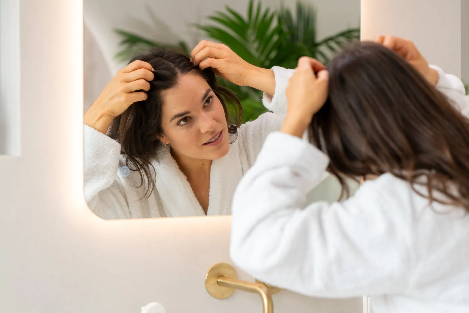 Geheimratsecken bei Frauen: Ursachen und Behandlungsmöglichkeiten